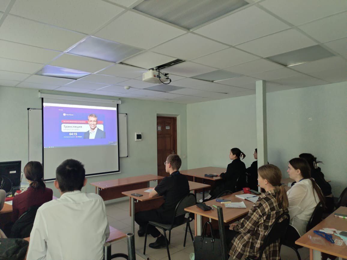 Студентам АГПК рассказали как стать "финансовым супергероем"