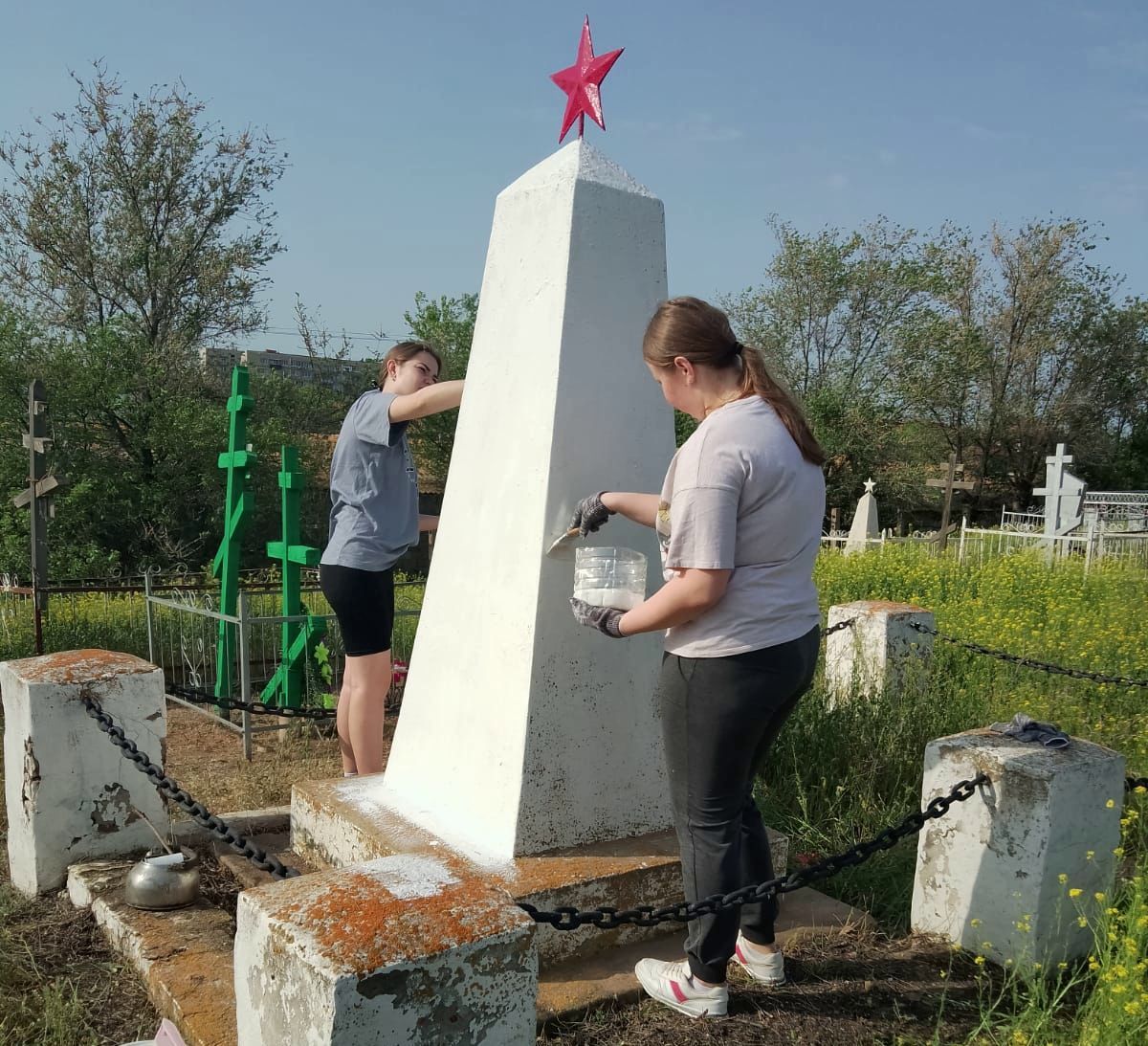 Студенты Володарского филиала облагородили воинские захоронения