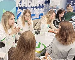 Студенты АГПК на ярмарке трудоустройства в рамках визита министра труда