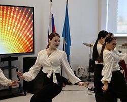 В АГПК прошел праздничный концерт к 85-летию СПО и Дню учителя  